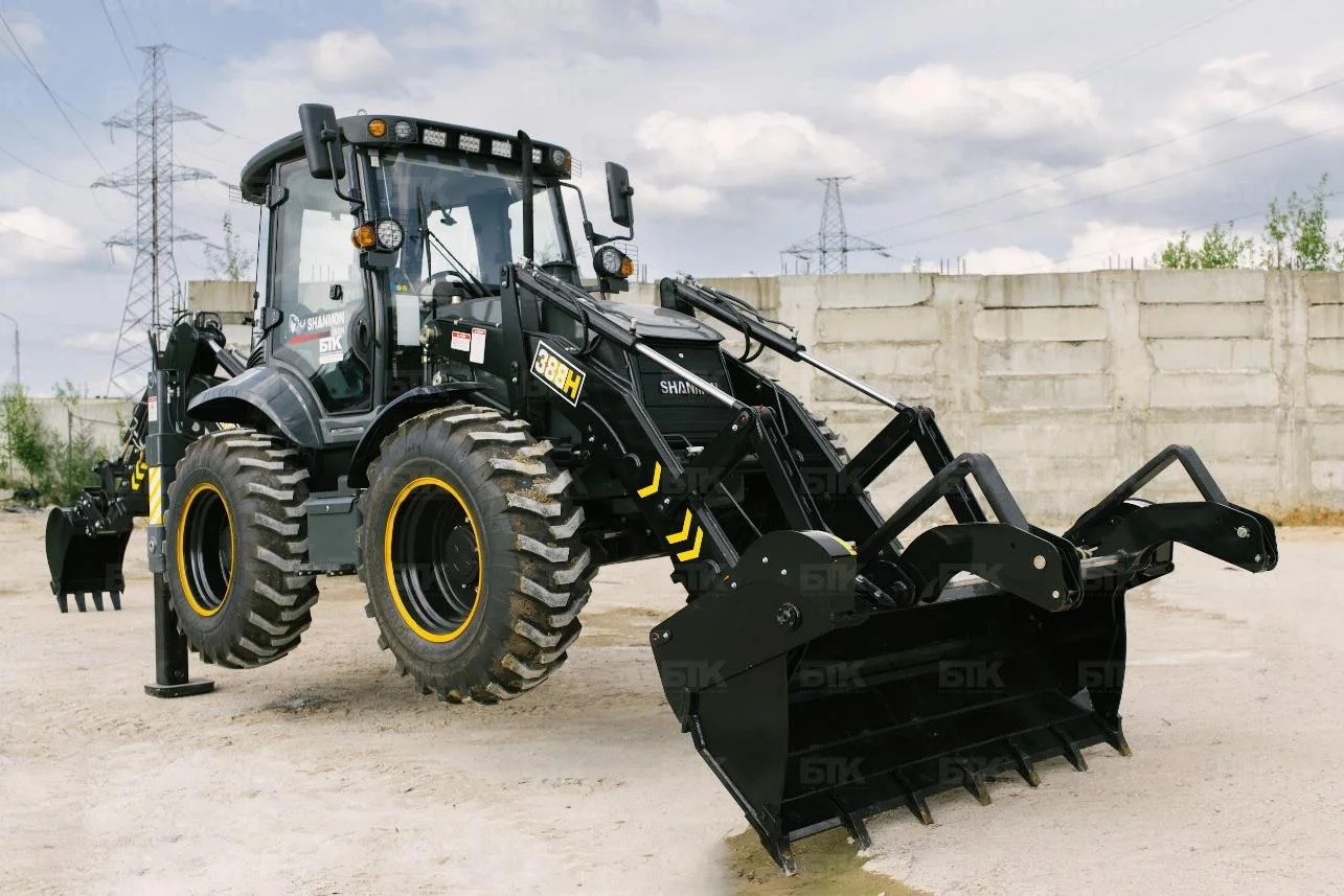 Экскаватор-погрузчик SHANMON 388H на площадке